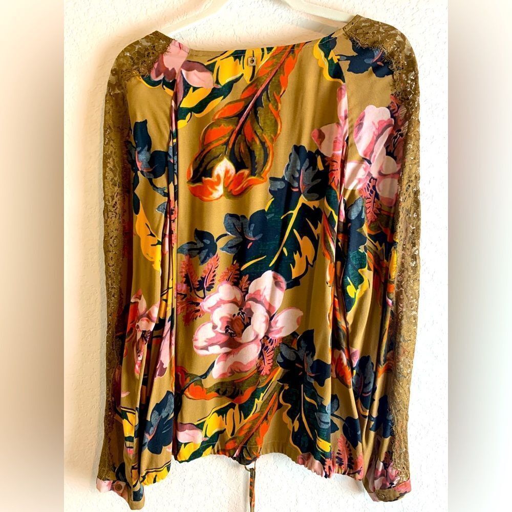 Twin Set: Top with autumn color. Has lace on the entire sleeve.